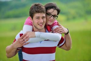 romantique jeune couple amoureux ensemble en plein air photo