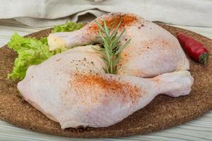 cuisse de poulet sur planche de bois et fond en bois photo