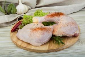 cuisse de poulet sur planche de bois et fond en bois photo