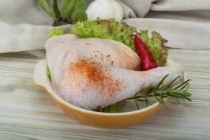 cuisse de poulet dans un bol sur fond de bois photo