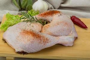 cuisse de poulet sur planche de bois et fond en bois photo