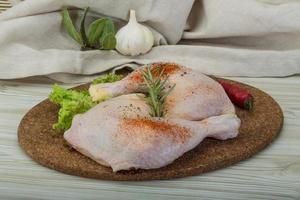 cuisse de poulet sur planche de bois et fond en bois photo