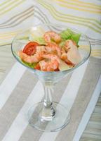 salade césar aux crevettes sur fond de bois photo