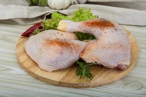 cuisse de poulet sur planche de bois et fond en bois photo