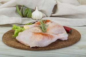 cuisse de poulet sur planche de bois et fond en bois photo