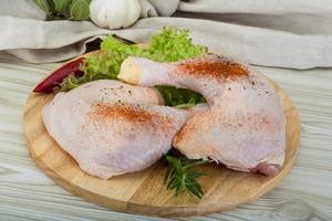 cuisse de poulet sur planche de bois et fond en bois photo