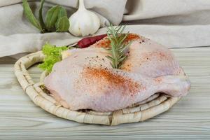 cuisse de poulet sur planche de bois et fond en bois photo