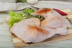 cuisse de poulet sur planche de bois et fond en bois photo