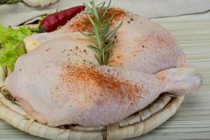 cuisse de poulet sur planche de bois et fond en bois photo