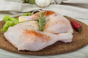 cuisse de poulet sur planche de bois et fond en bois photo