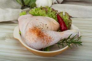 cuisse de poulet dans un bol sur fond de bois photo