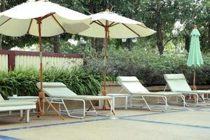 chaises de plage et parasol photo