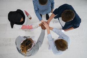 vue de dessus d'un groupe diversifié de personnes debout embrassant et symbolisant l'unité photo