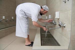 un musulman prend l'ablution pour la prière. rite religieux islamique photo