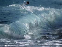 vague de la mer sur le rivage photo