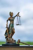 statue de Thémis contre un ciel d'orage. symbole de la justice et du droit, du crime et du châtiment. photo