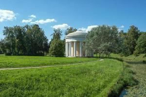 Pavlovsk, st. petersburg, russie - 20 août 2002. vue sur le palais de pavlovsk sur les rives de la rivière slavyanka dans la réserve-musée d'état de pavlovsk. mise au point sélective. photo