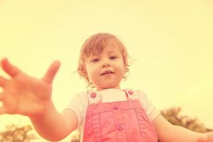 petite fille passe du temps dans le jardin photo