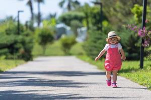 petite fille qui court dans le parc d'été photo