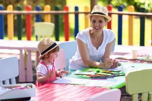 maman et petite fille dessinant des images colorées photo