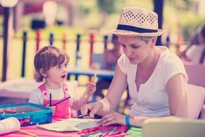 maman et petite fille dessinant des images colorées photo