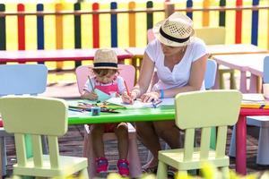 maman et petite fille dessinant des images colorées photo