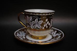 photo de tasse gravée et recouverte de couleur or sur fond noir