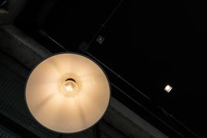 lumières chaudes suspendues au plafond dans un restaurant local. gros plan avec arrière-plan flou. espace de copie négatif photo