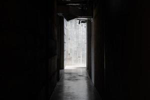 mur et passerelle, passage de la lumière photo