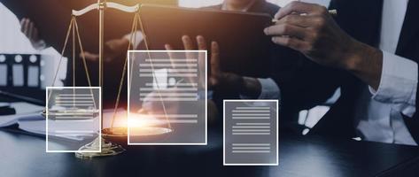 concept de justice et de droit. juge masculin dans une salle d'audience avec le marteau, travaillant avec, clavier d'ordinateur et d'accueil, lunettes, sur table à la lumière du matin photo