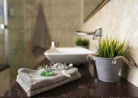 intérieur de salle de bain moderne avec des détails photo