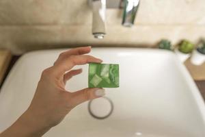 intérieur de salle de bain moderne avec des détails photo