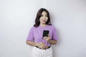 une femme asiatique souriante et heureuse garde la main sur le ventre se sent heureuse après avoir commandé de la nourriture par téléphone photo