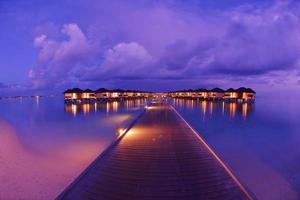 coucher de soleil sur la plage tropicale photo