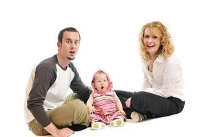 jeune famille heureuse ensemble en studio photo