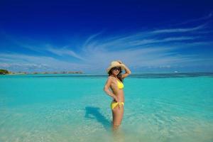 belle femme se détendre sur la plage tropicale photo