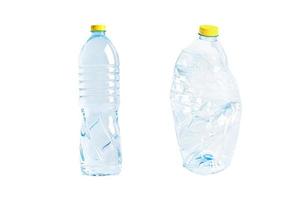 bouteille d'eau en plastique avec vide froissé utilisé isolé sur fond blanc, réutilisation, recyclage, pollution, environnement, écologie, concept de déchets. photo