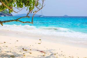 île similan de belle mer et ciel bleu en thaïlande photo