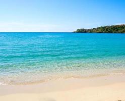 plage tropicale avec ciel bleu pour voyager en vacances se détendre en été photo