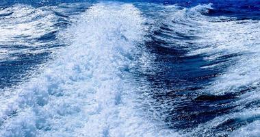 vagues de la mer en bleu océan photo