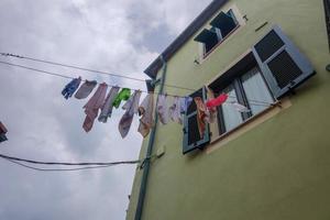 séchage des vêtements dans le quartier de la boccadasse de gênes photo