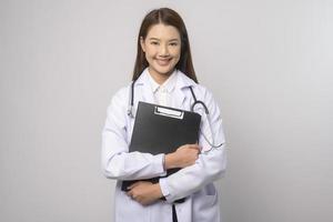 portrait de femme médecin confiant sur fond blanc studio, concept de soins de santé et de technologie médicale. photo