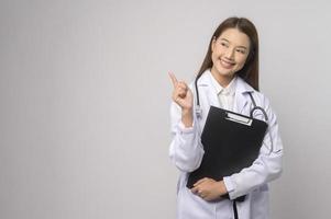 portrait de femme médecin confiant sur fond blanc studio, concept de soins de santé et de technologie médicale. photo