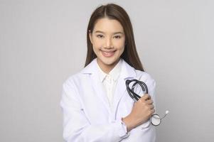 portrait de femme médecin confiant sur fond blanc studio, concept de soins de santé et de technologie médicale. photo