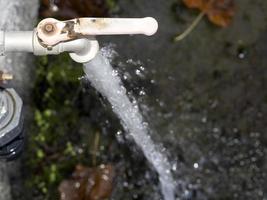 ouvrir le robinet d'eau extérieur en gros plan photo