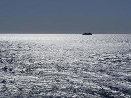 silhouette de bateau sur la mer photo