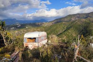 Vieux roulotte rouillé abandonné rv van photo