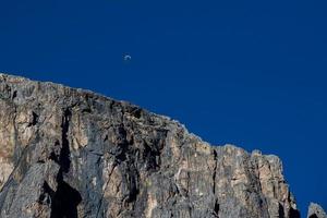 deltaplane parapente sur fond bleu ciel montagnes dolomites photo