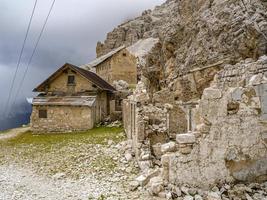 abri abandonné dans le panorama des montagnes des dolomites de tofane photo