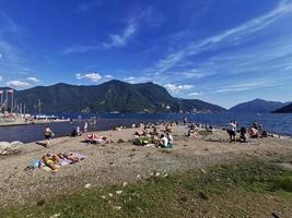 lugano, suisse - 23 juin 2019 - vue sur le paysage urbain de lugano depuis le lac plein de monde photo